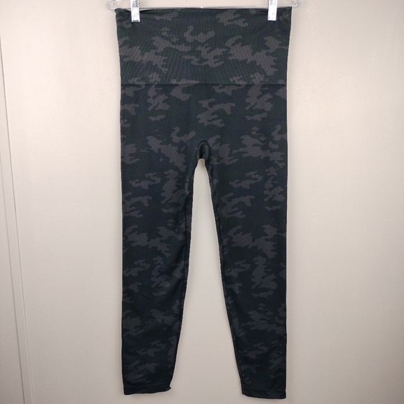 NWOT SPANX High Waisted Look At Me Now Seamless Leggings in Black Camo Sz. 2X - Picture 2 of 6